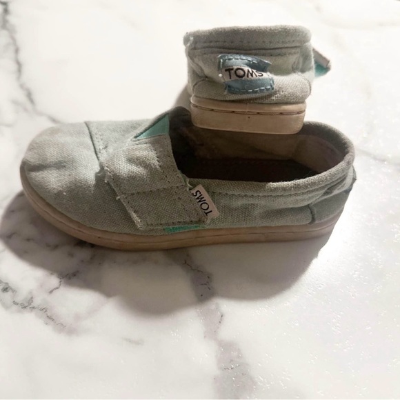 Girl’s size 8 Toms - Picture 1 of 1